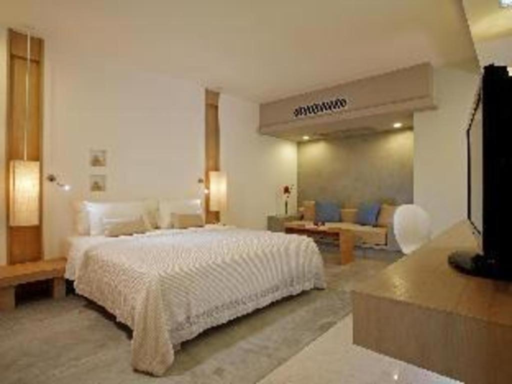 Ramada By Wyndham Phuket Southsea Hotel Karon Exterior photo